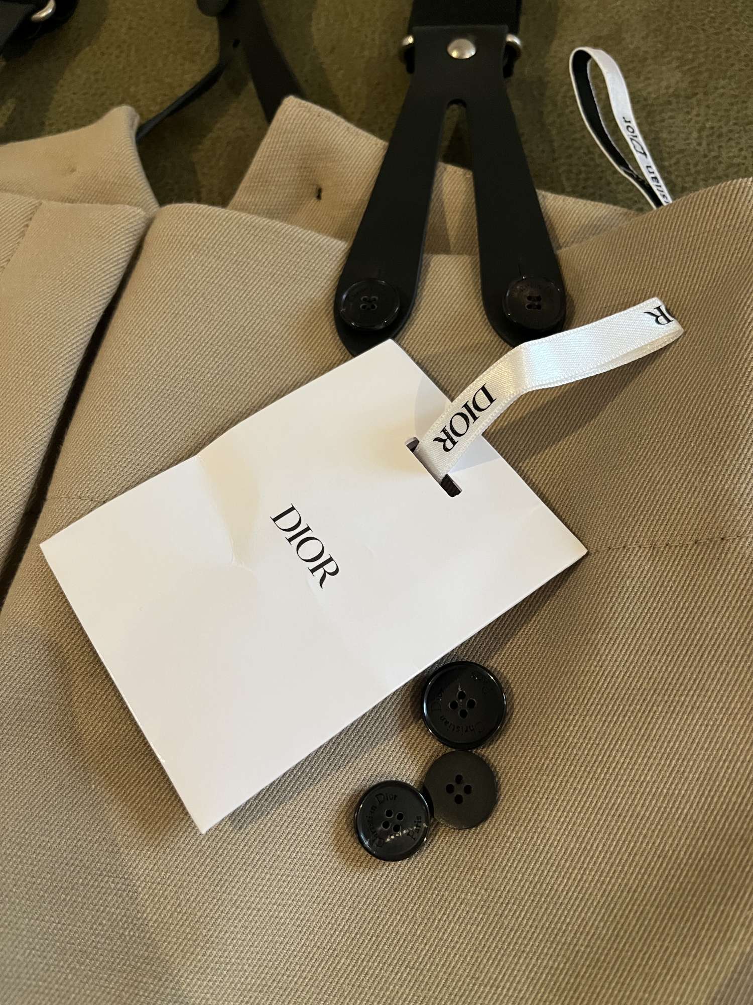 Christian Dior Resort 2023 – Runway nohavice s odnimatelnymi trakmi