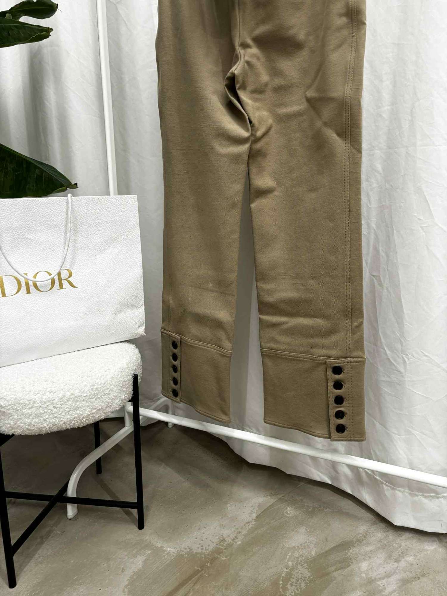 Christian Dior Resort 2023 – Runway nohavice s odnimatelnymi trakmi