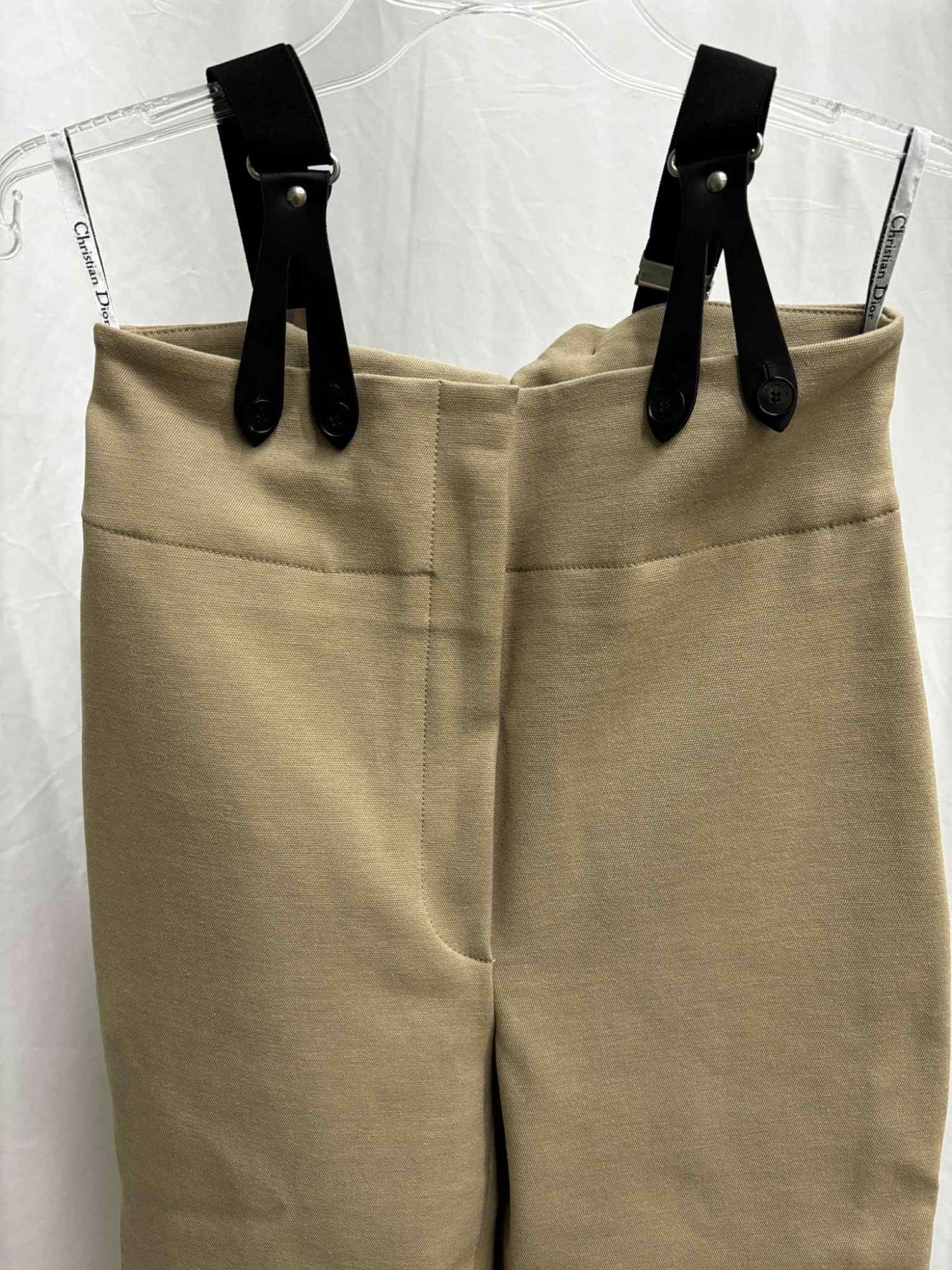 Christian Dior Resort 2023 – Runway nohavice s odnimatelnymi trakmi