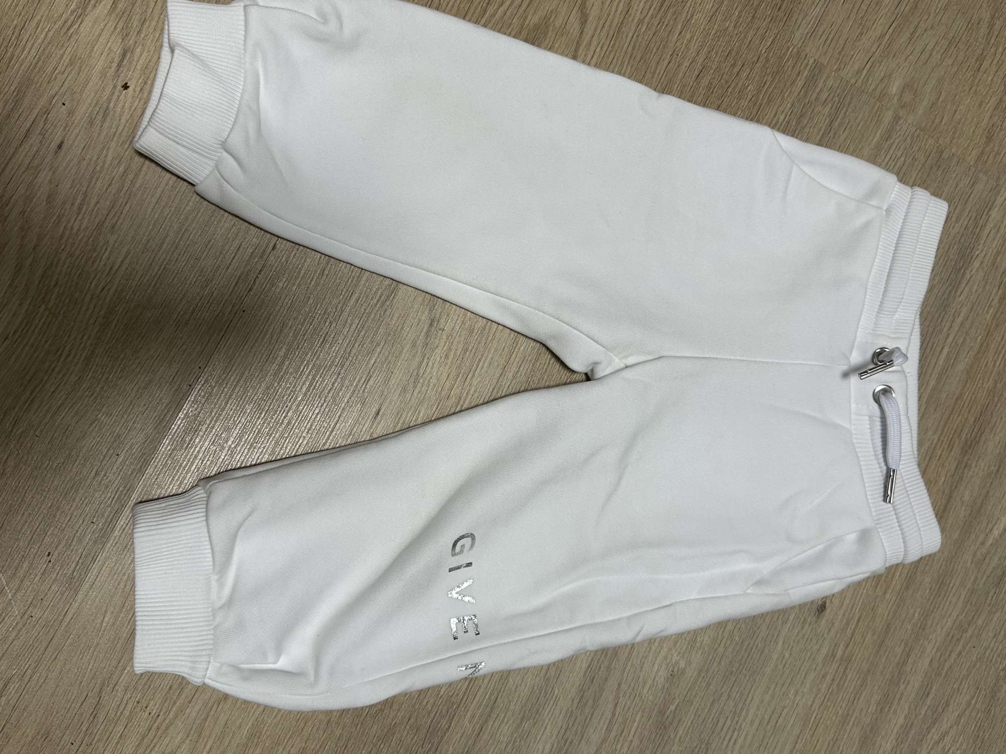 Givenchy biele na 18 mesiacov