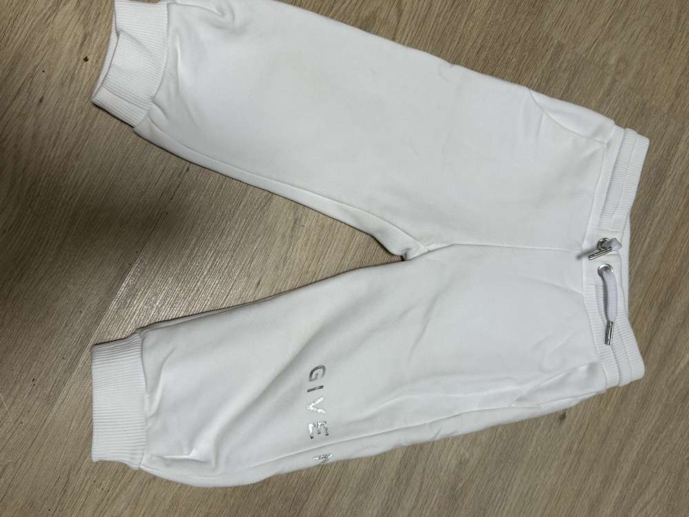 Givenchy biele na 18 mesiacov