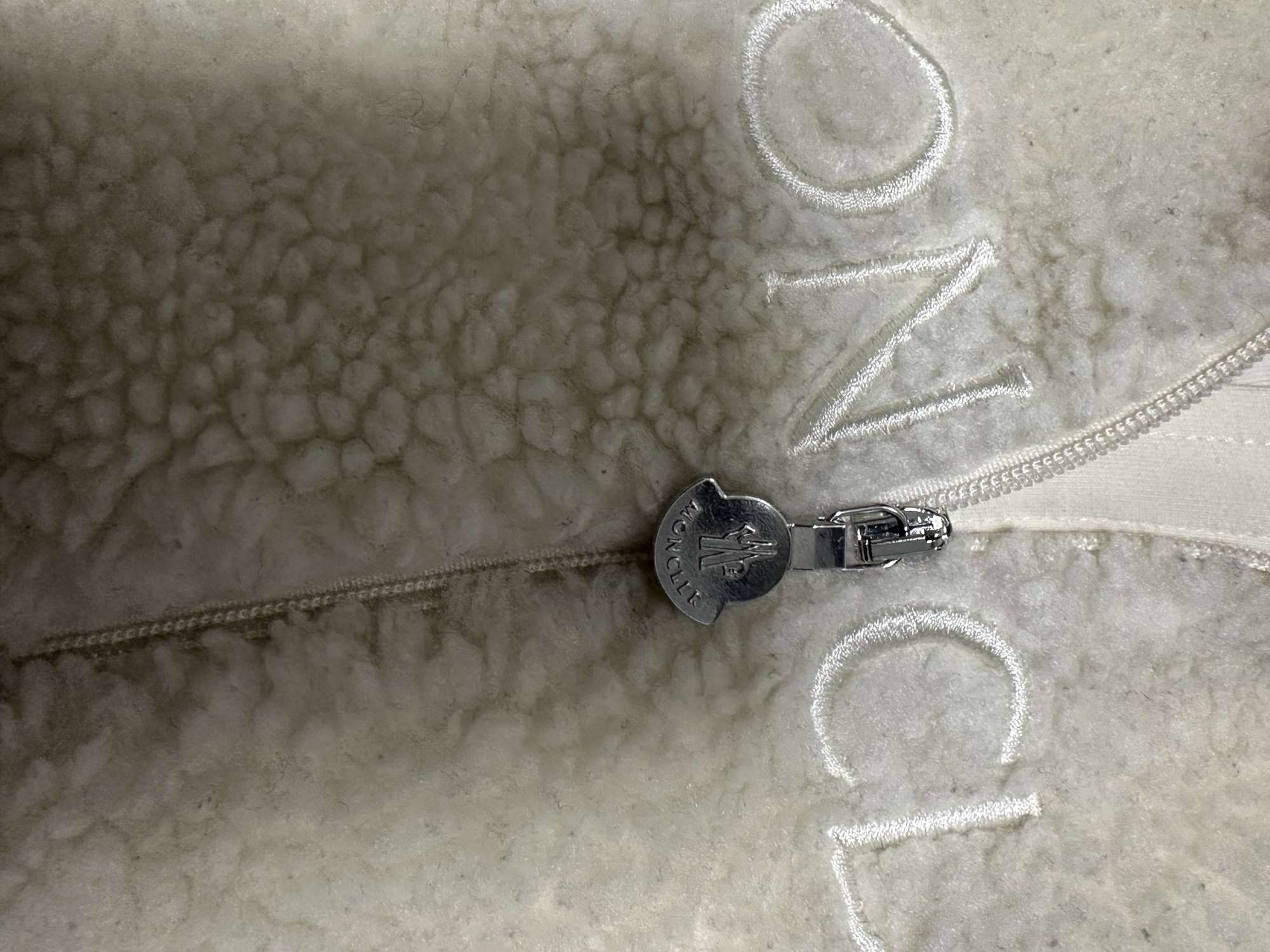 Moncler overal na 18 mes