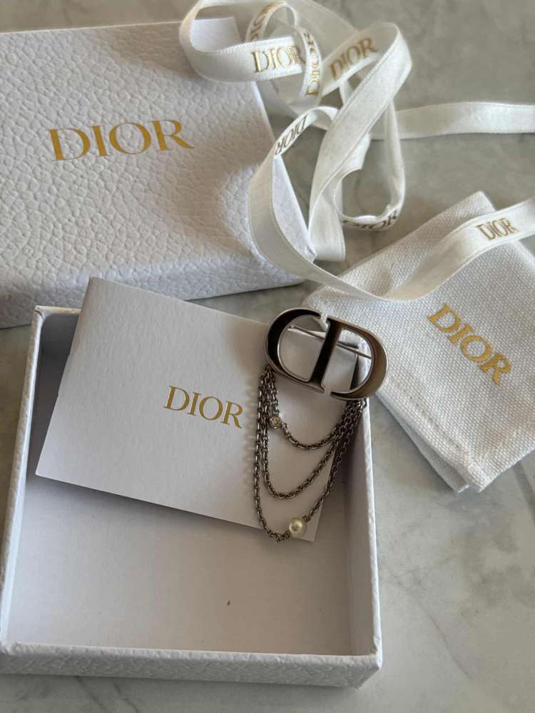 Dior brošňa