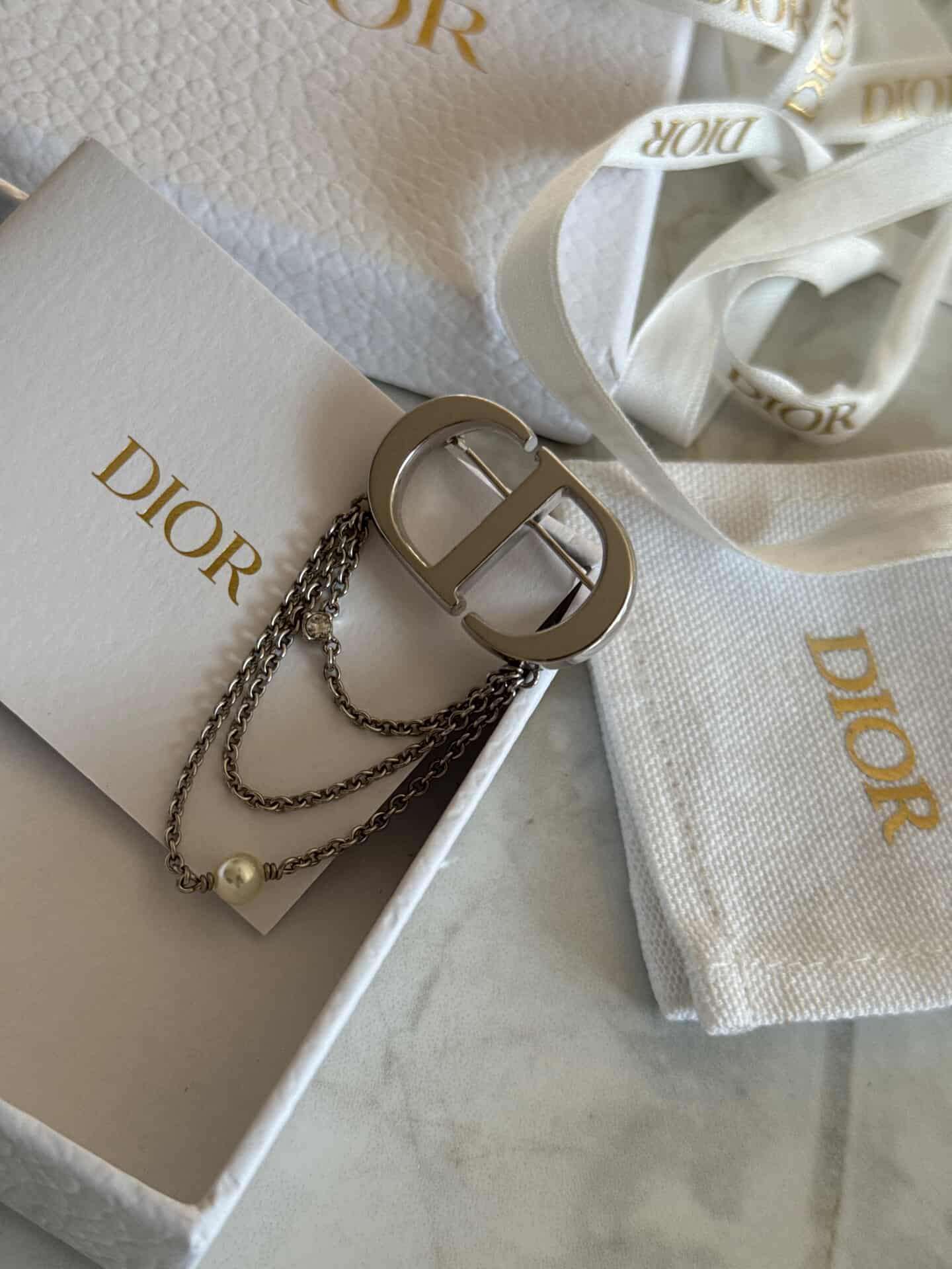 Dior brošňa