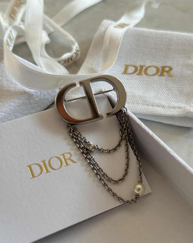 Dior brošňa