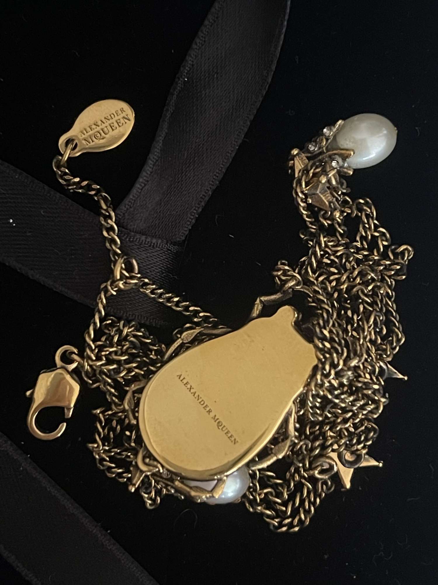 Nahrdelník Alexandra McQueena