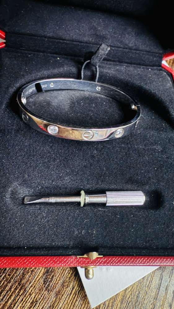 Náramok Cartier Love z bieleho zlata so 4 diamantmi, veľkosť 16