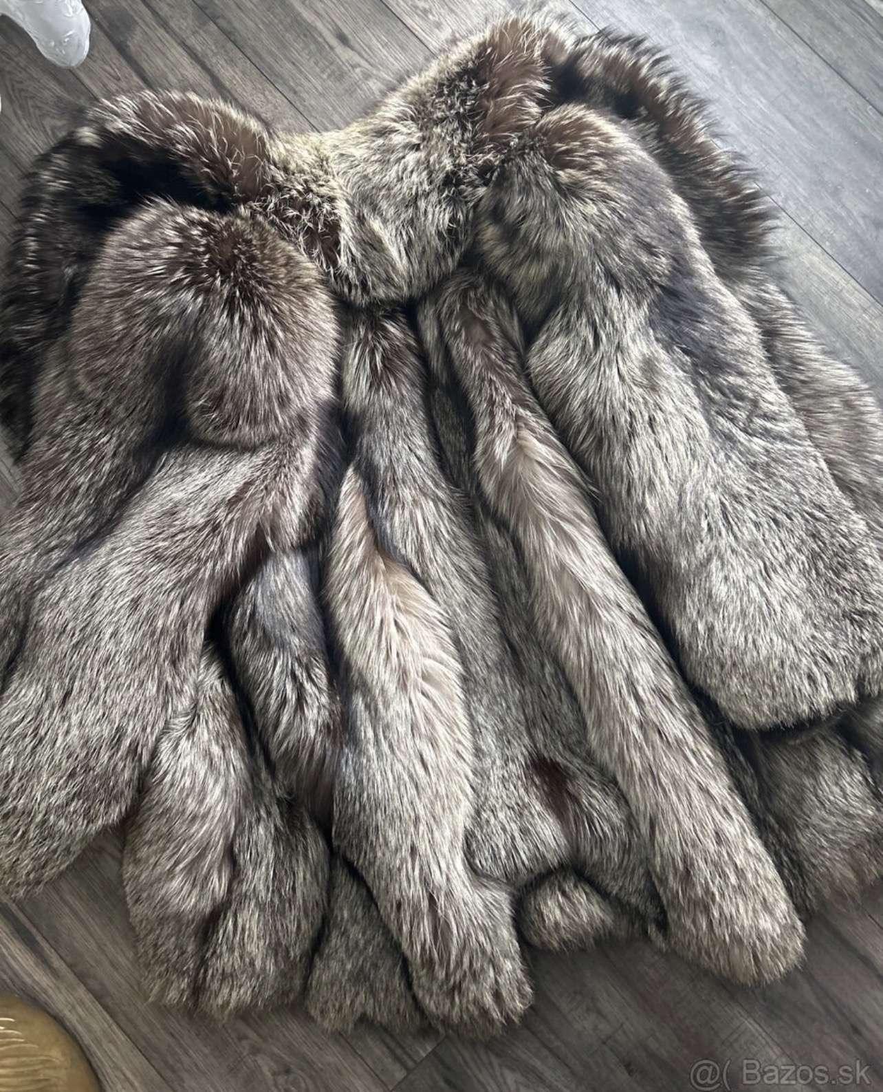 Luxusný pravý kožuch zo striebornej líšky s bohatým golierom