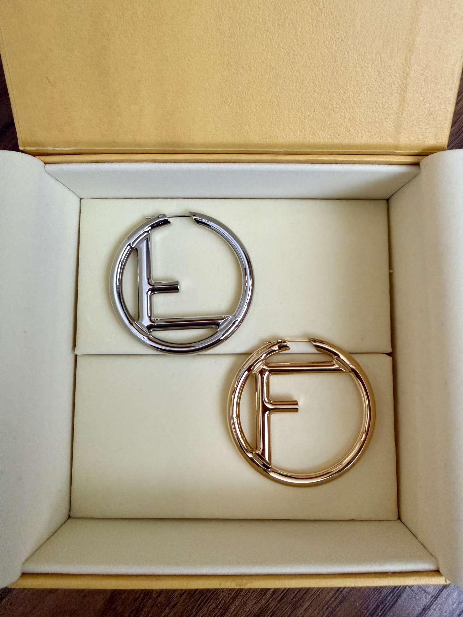 Náušnice F sú FENDI