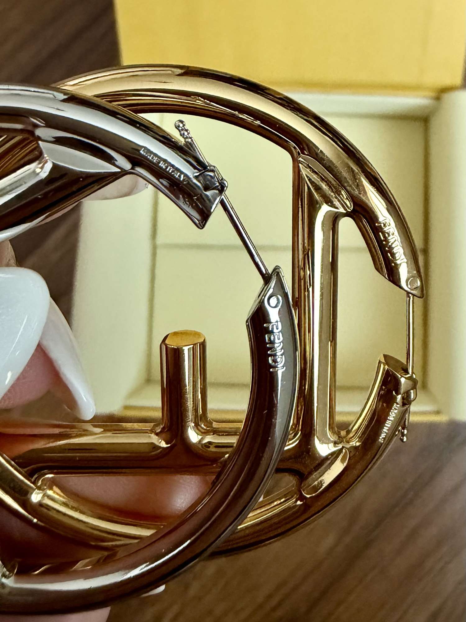 Náušnice F sú FENDI