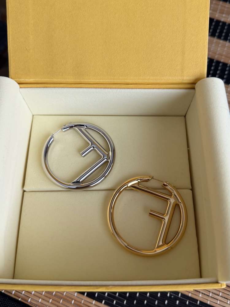 Náušnice F sú FENDI