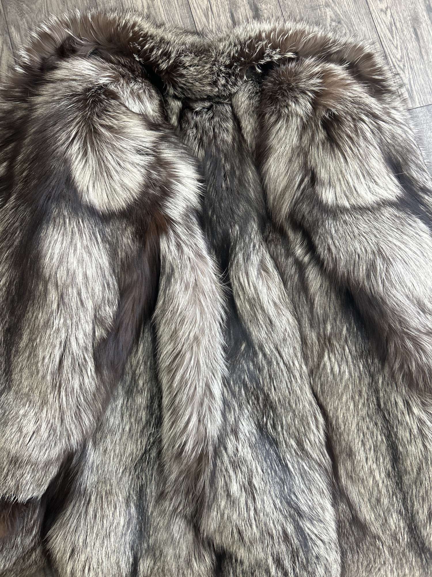 Luxusný kožuch z pravej líšky s výrazným golierom