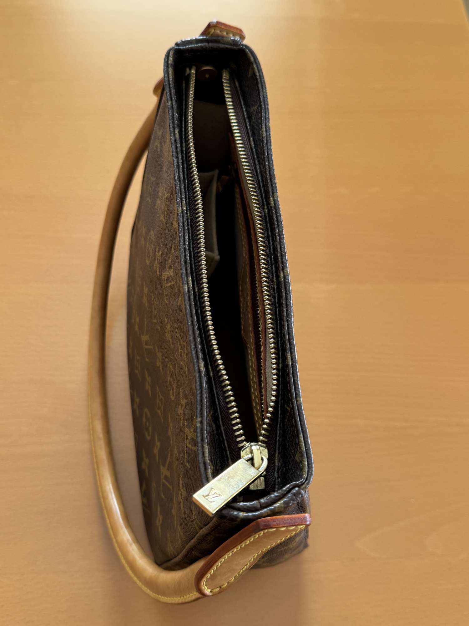 Louis Vuitton Monogram Looping MM