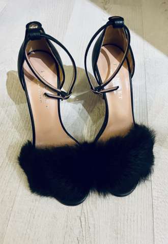 https://vipluxury.sk/Twin-Set Simona Barbieri sandále 36 s pravou kožušinou