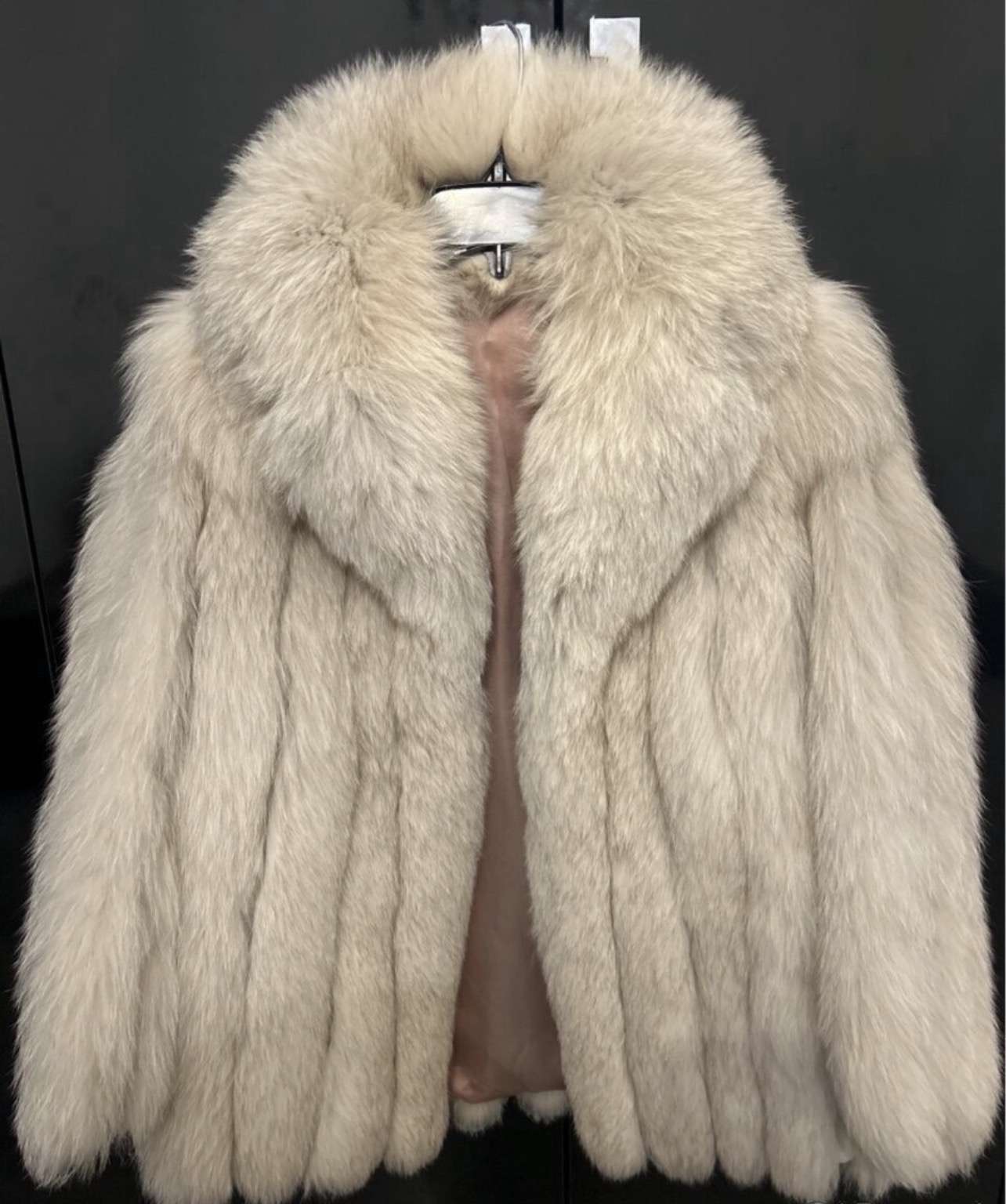 Luxusný kožuch z pravej líšky – svetlá krémovo-strieborná