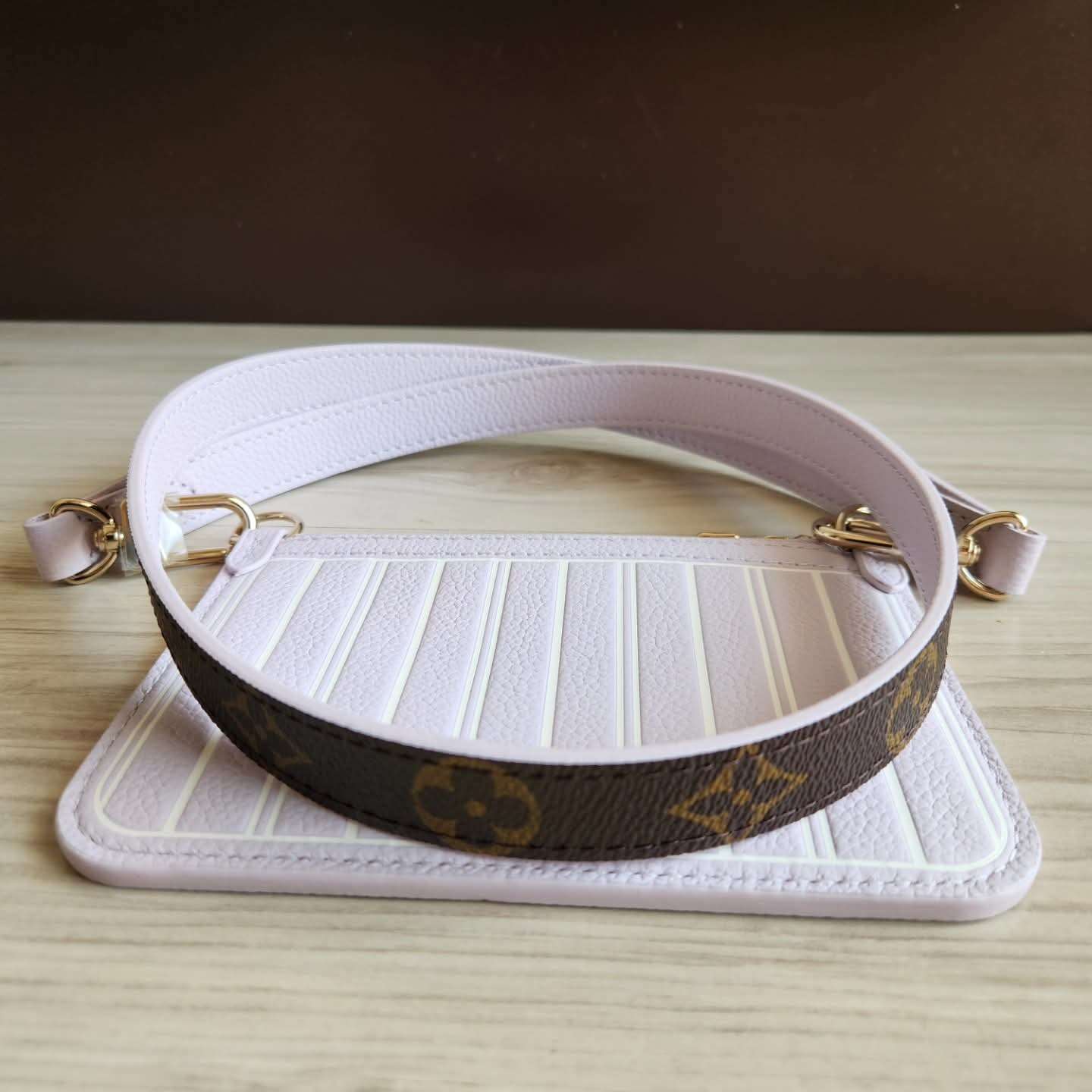 Louis Vuitton Pochette s popruhem