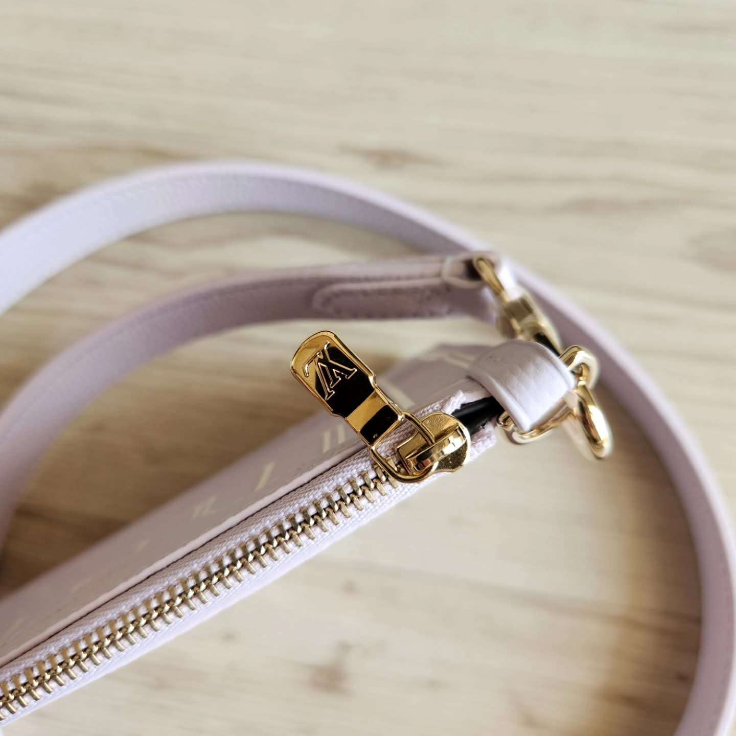 Louis Vuitton Pochette s popruhem