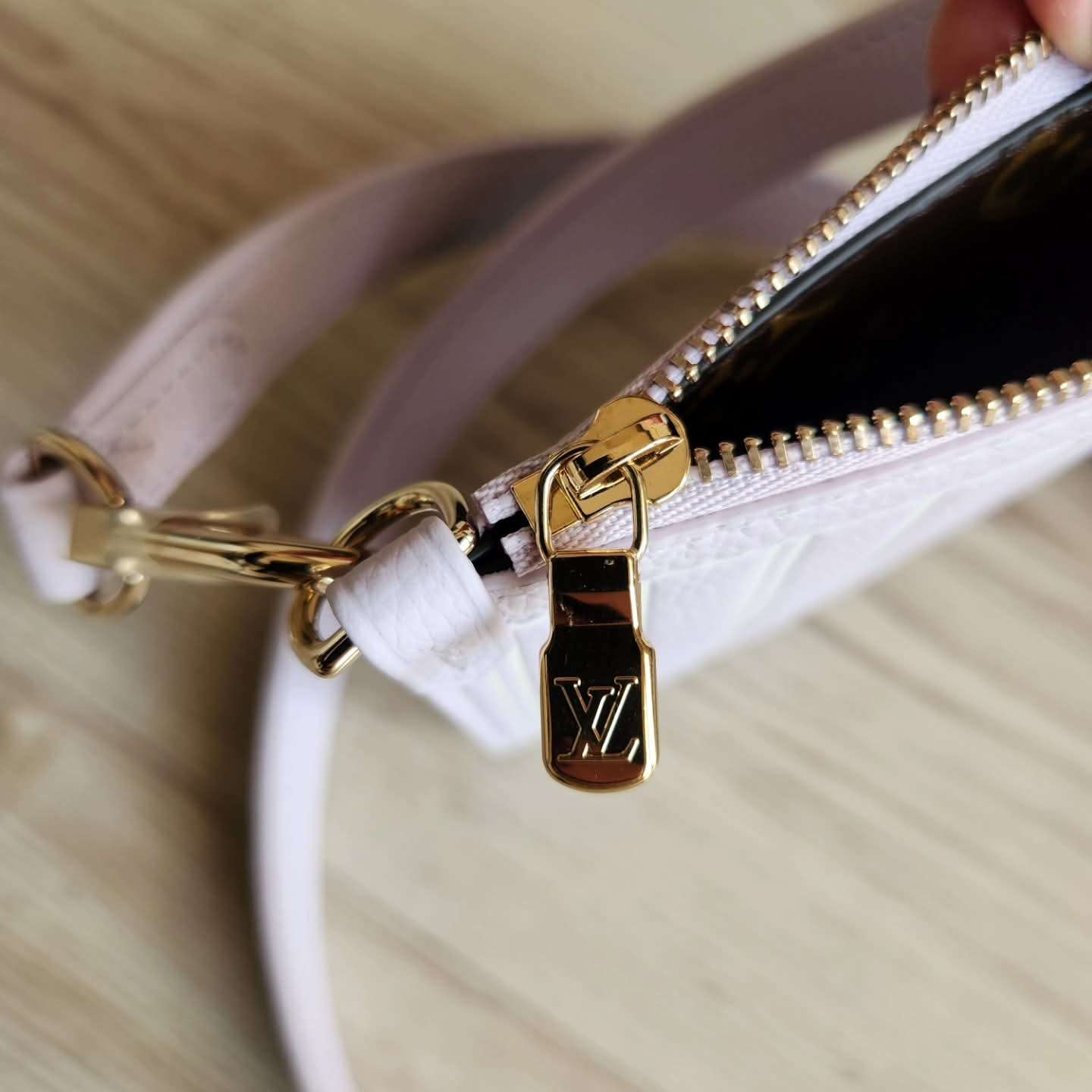 Louis Vuitton Pochette s popruhem