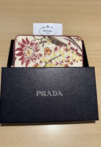 https://vipluxury.sk/Prada saffiano print wallet