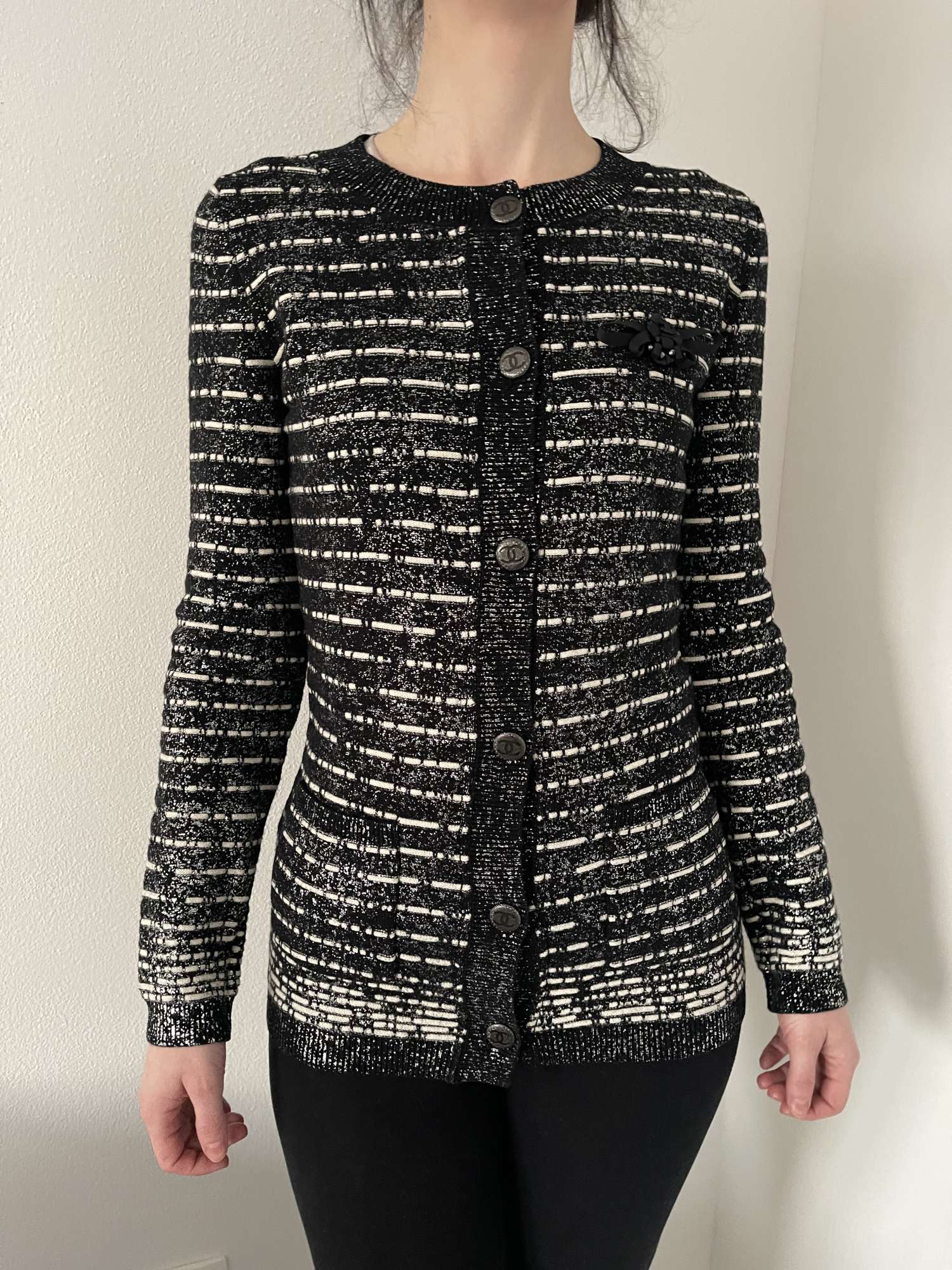 CHANEL CARDIGÁN S KRÁSNYMI DETAILAMI