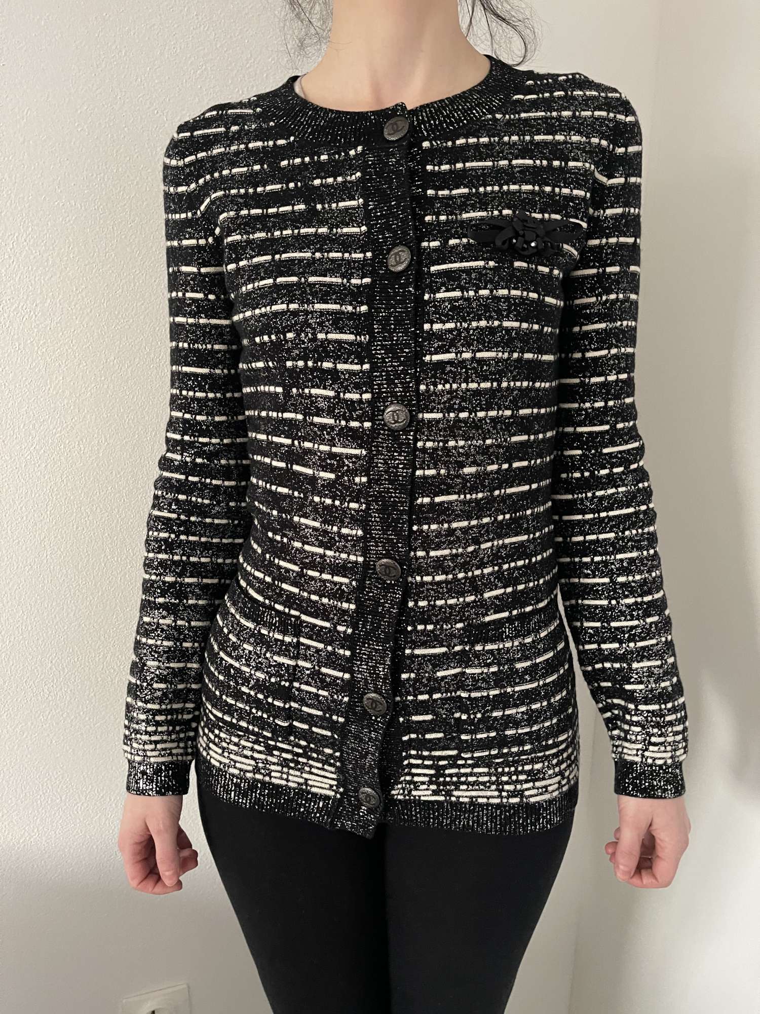 CHANEL CARDIGÁN S KRÁSNYMI DETAILAMI