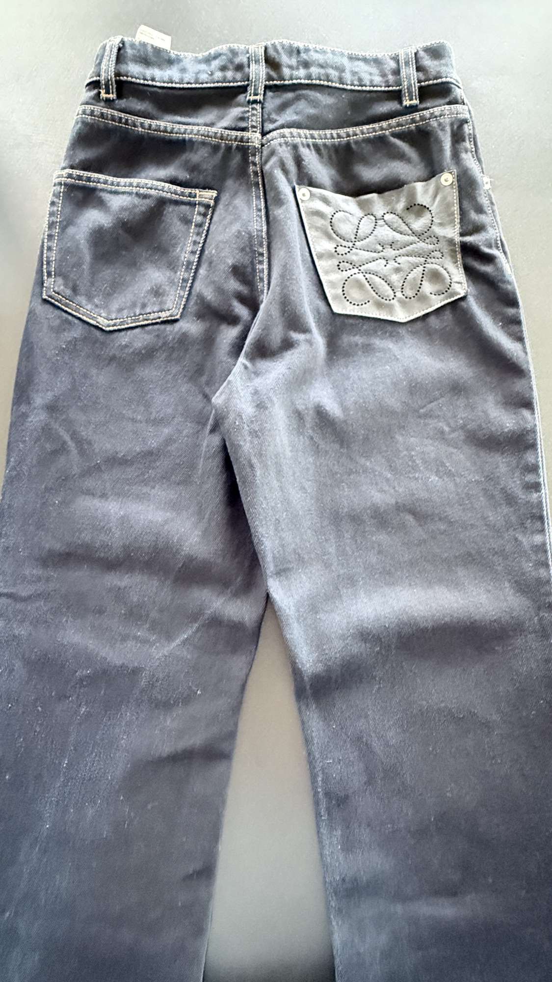 Rovné džínsy Loewe s vysokým pásom a koženými vreckami Anagram