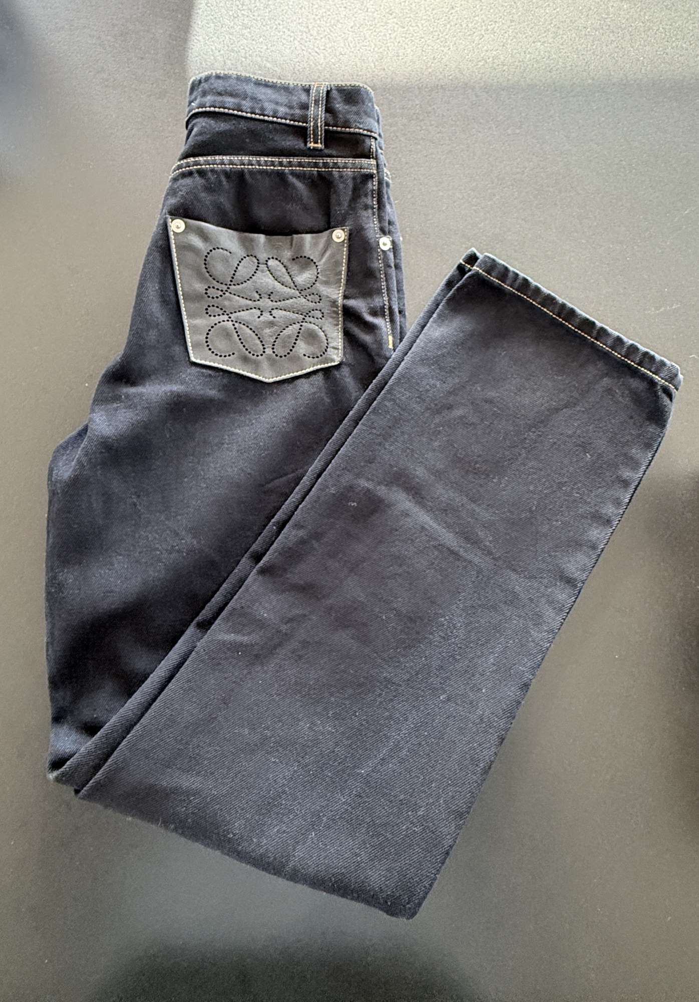 Rovné džínsy Loewe s vysokým pásom a koženými vreckami Anagram