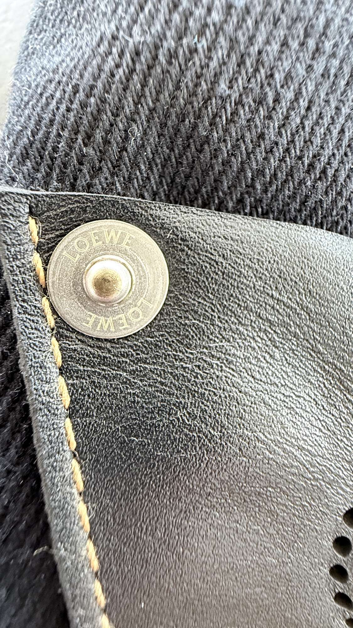 Rovné džínsy Loewe s vysokým pásom a koženými vreckami Anagram