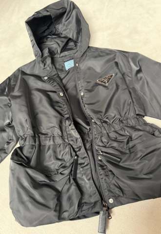 https://vipluxury.sk/Prada nenosena prechodná Bunda s