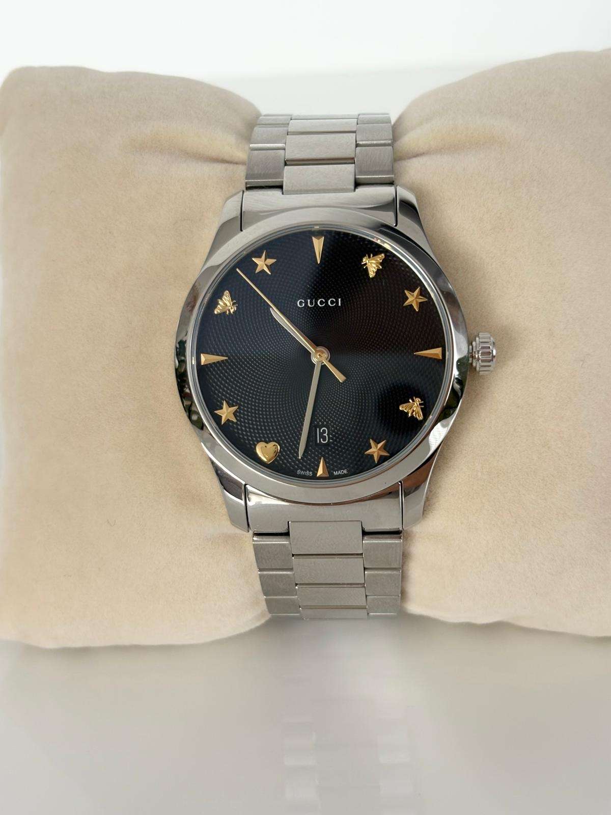 Gucci G-Timeless Iconic – Oceľ / Čierny Guilloché Ciferník