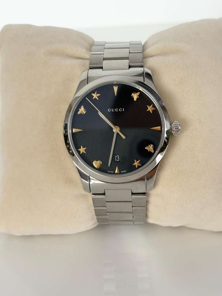 Gucci G-Timeless Iconic – Oceľ / Čierny Guilloché Ciferník