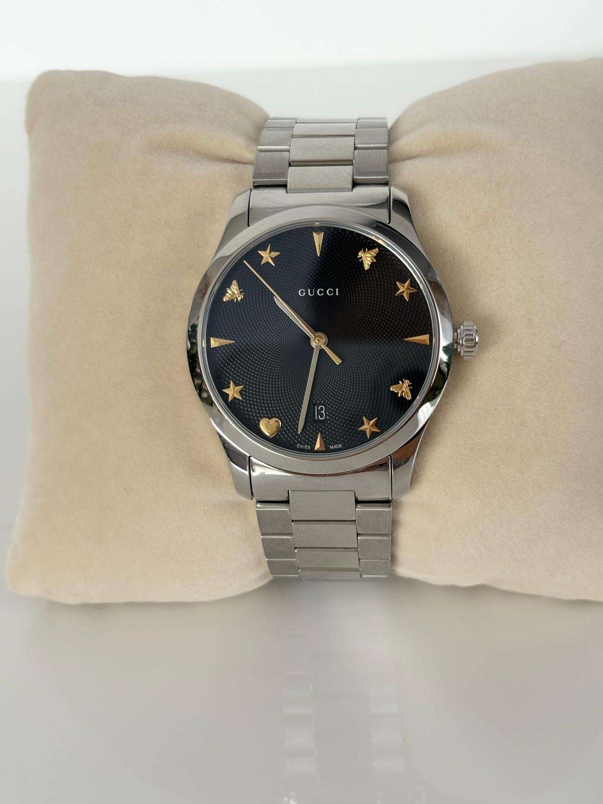 Gucci G-Timeless Iconic – Oceľ / Čierny Guilloché Ciferník