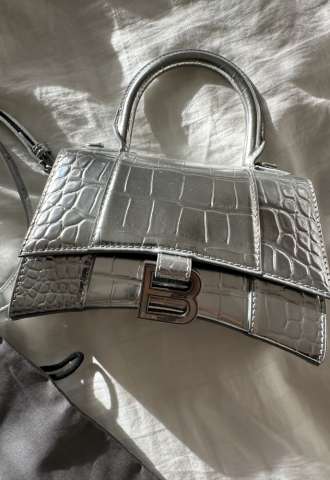 https://vipluxury.sk/Balenciaga Hourglass Top handle bag