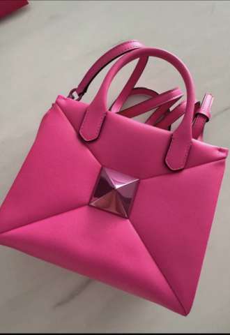 https://vipluxury.sk/Valentino kabelka limitka