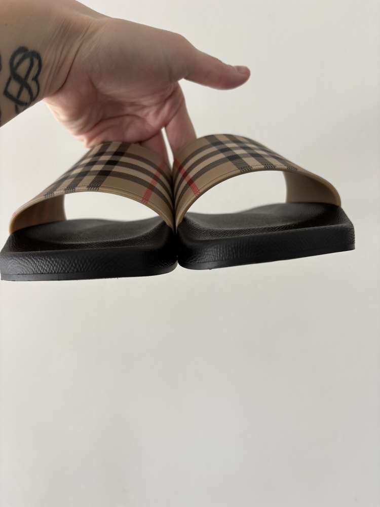 Burberry Furley slide sandals, pc 350€