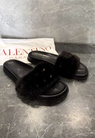 https://vipluxury.sk/Valentino Black Fur Rockstud Flat Slides