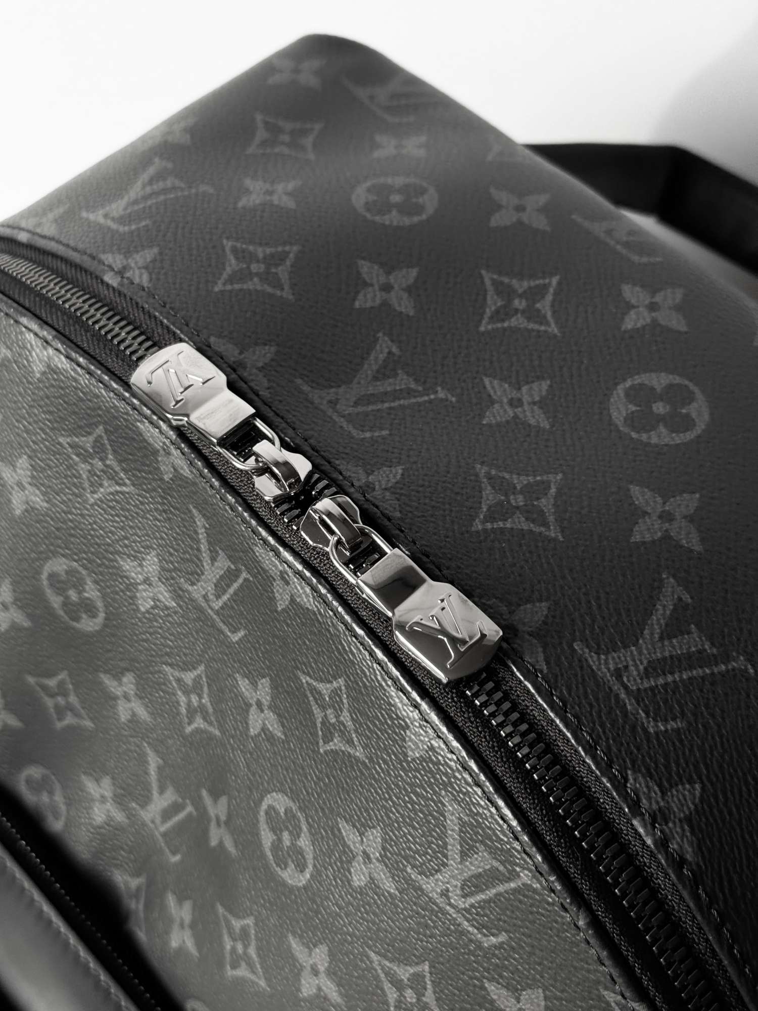 LOUIS VUITTON Discovery Monogram pánsky ruksak