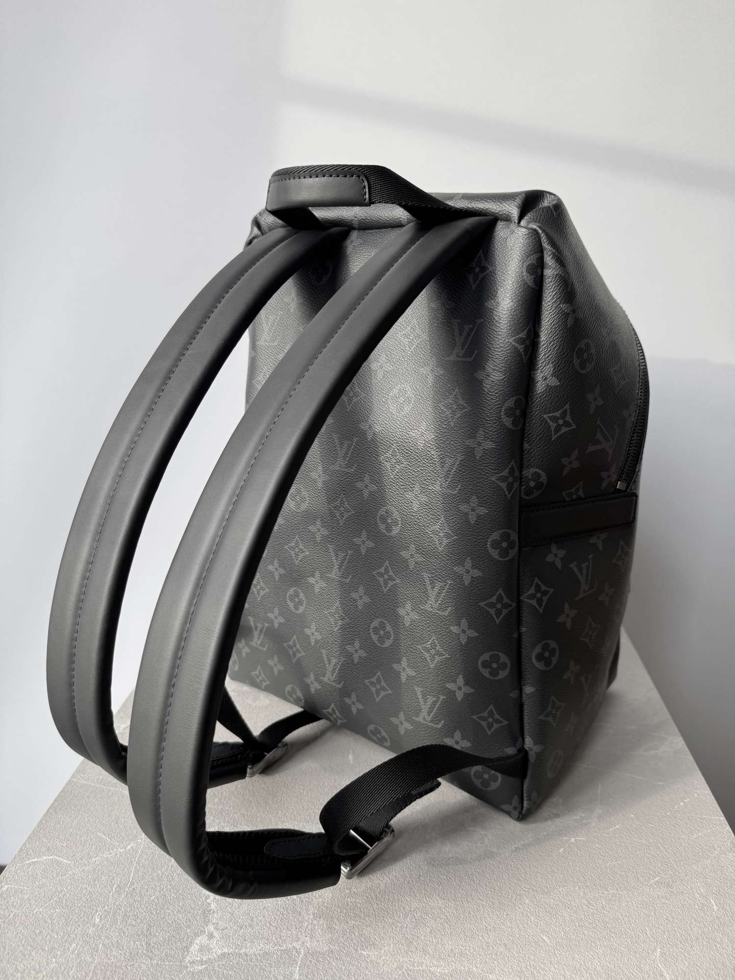 LOUIS VUITTON Discovery Monogram pánsky ruksak