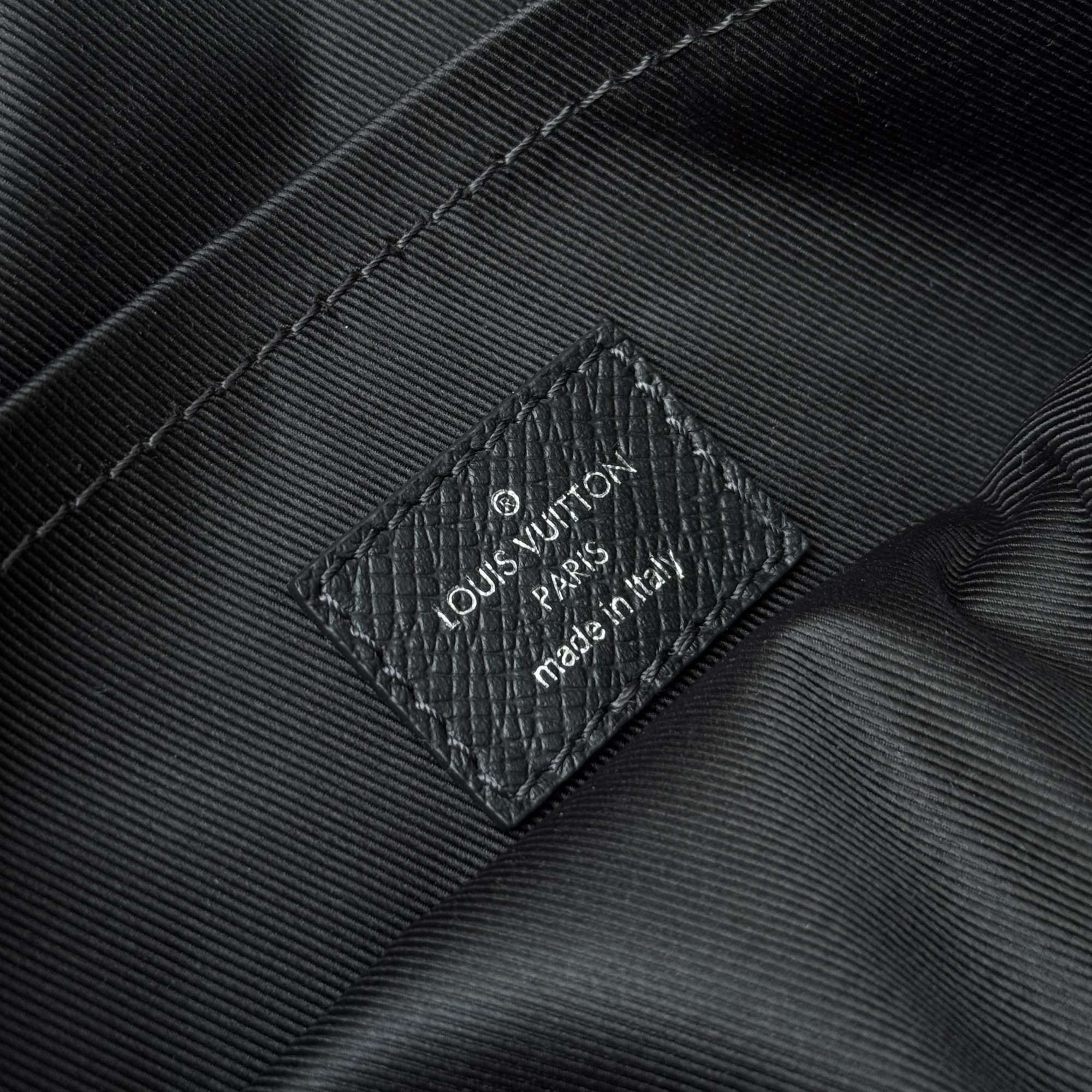 LOUIS VUITTON Outdoor Bumbag taška