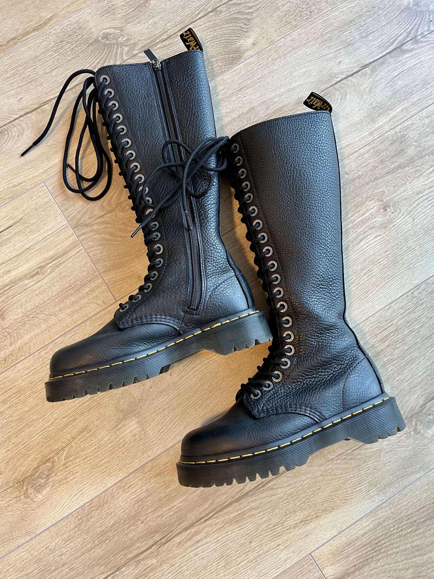 Dr. Martens čierne kožené čižmy s vysokým viazaním 37