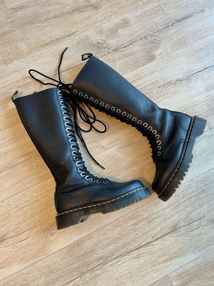 Dr. Martens čierne kožené čižmy s vysokým viazaním 37