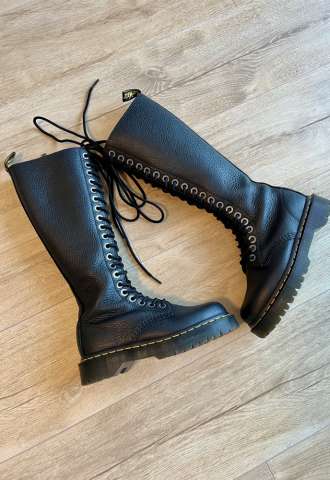 https://vipluxury.sk/Dr. Martens čierne kožené čižmy s vysokým viazaním 37