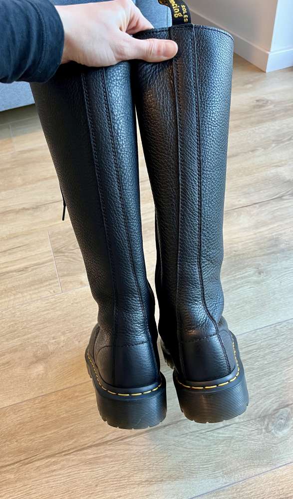 Dr. Martens čierne kožené čižmy s vysokým viazaním 37