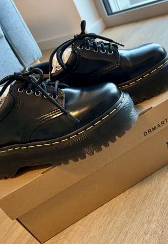 https://vipluxury.sk/Dr. Martens čierne nízke kožené topánky na šnurovanie 37