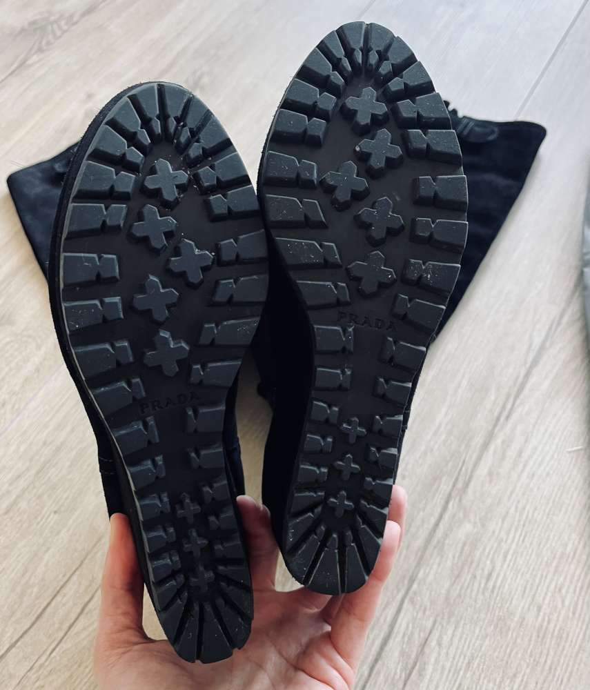 Prada čierne čižmy z brúsenej kože 36