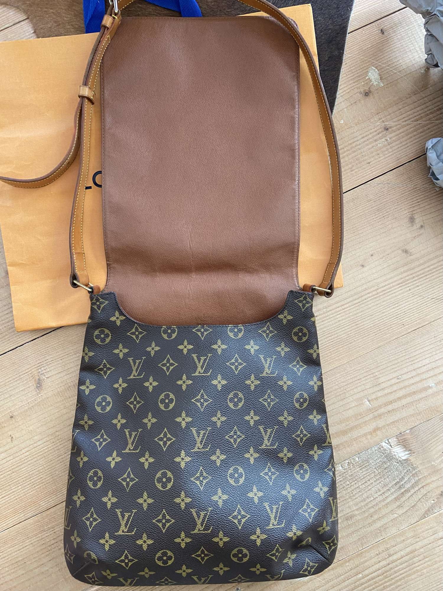 Louis Vuitton Salsa messenger