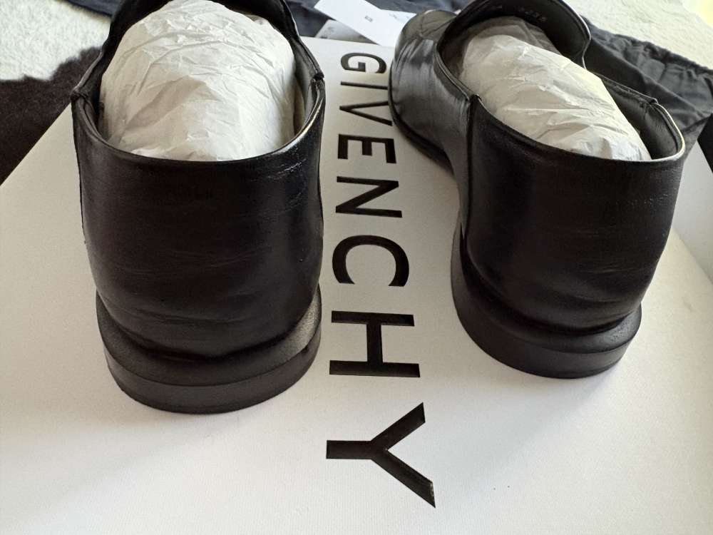 Givenchy label loafers, slides, nová kolekcia