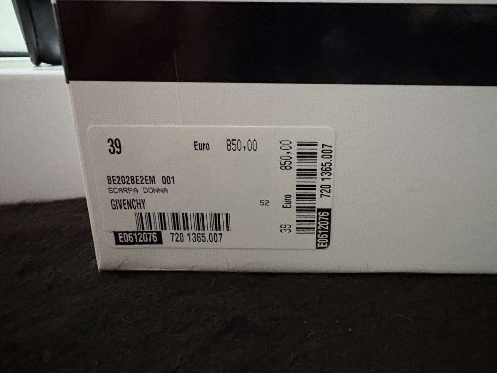 Givenchy label loafers, slides, nová kolekcia