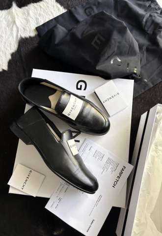 https://vipluxury.sk/Givenchy label loafers, slides, nová kolekcia