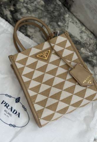 https://vipluxury.sk/Prada mini kabelka + strap
